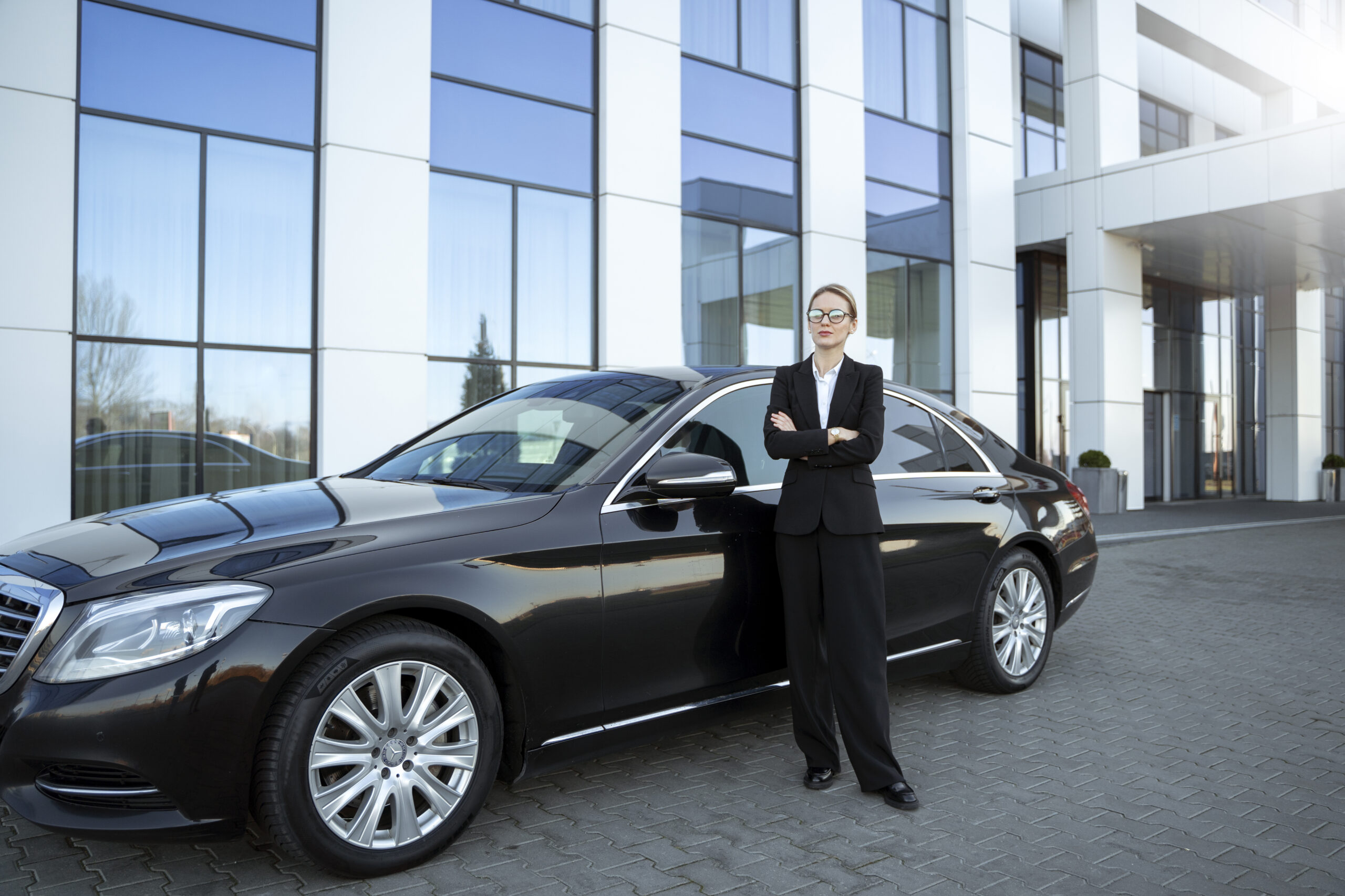Aylmer Airport Limo vs. Rideshare: Which One is Better?